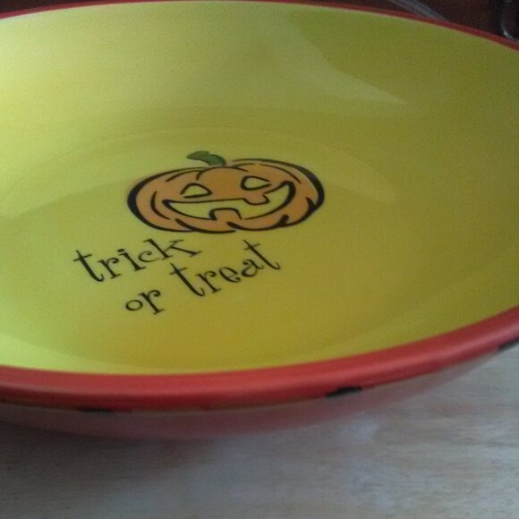 HALLOWEEN Treats Ceramic Serving Bowl - Picture 4 of 15